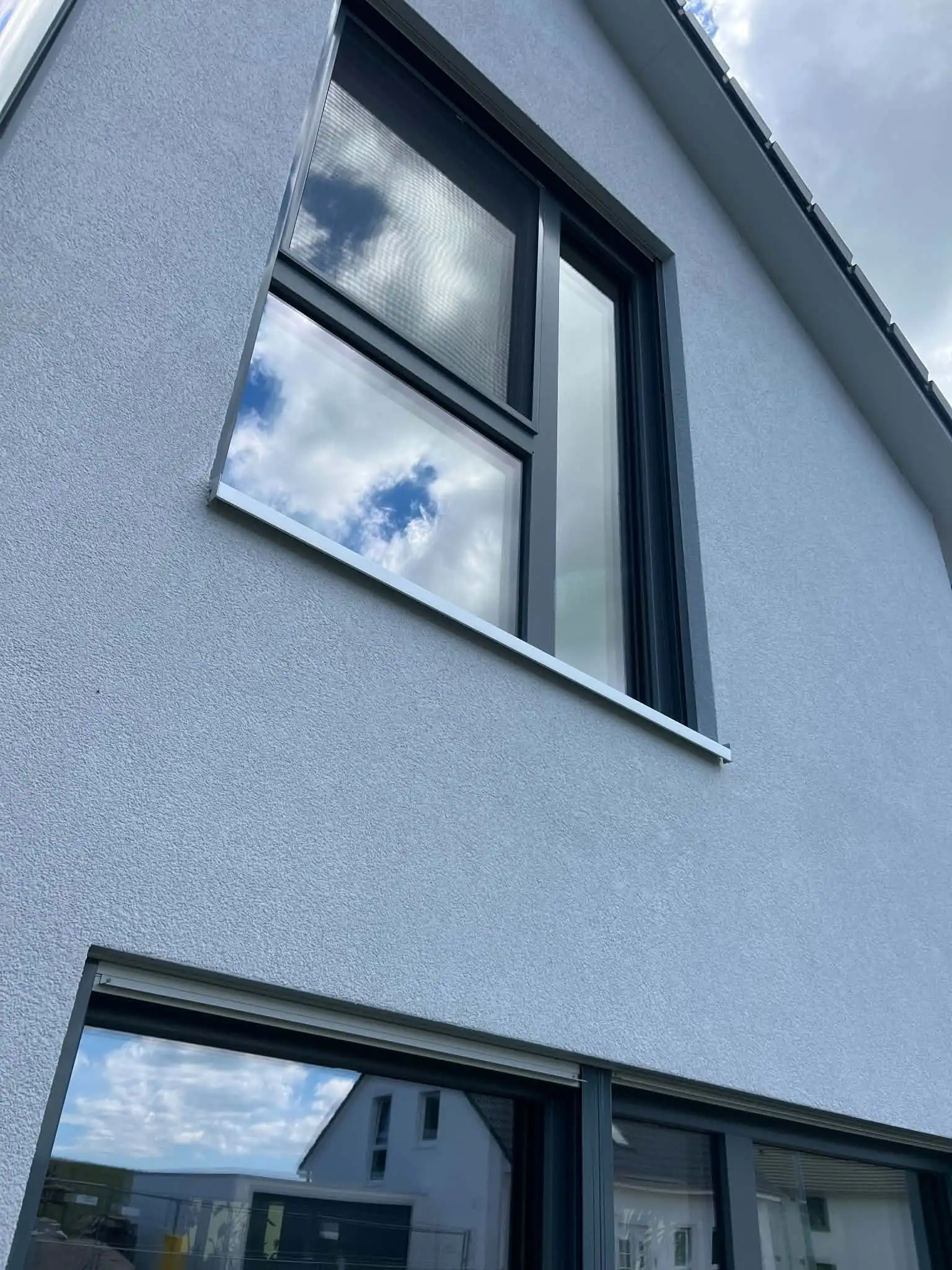 Gereinigte Fenster an einem modernen Wohnhaus